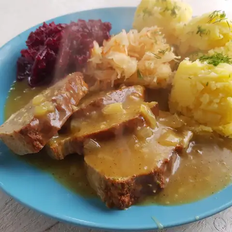 Pieczeń w sosie z buraczkami